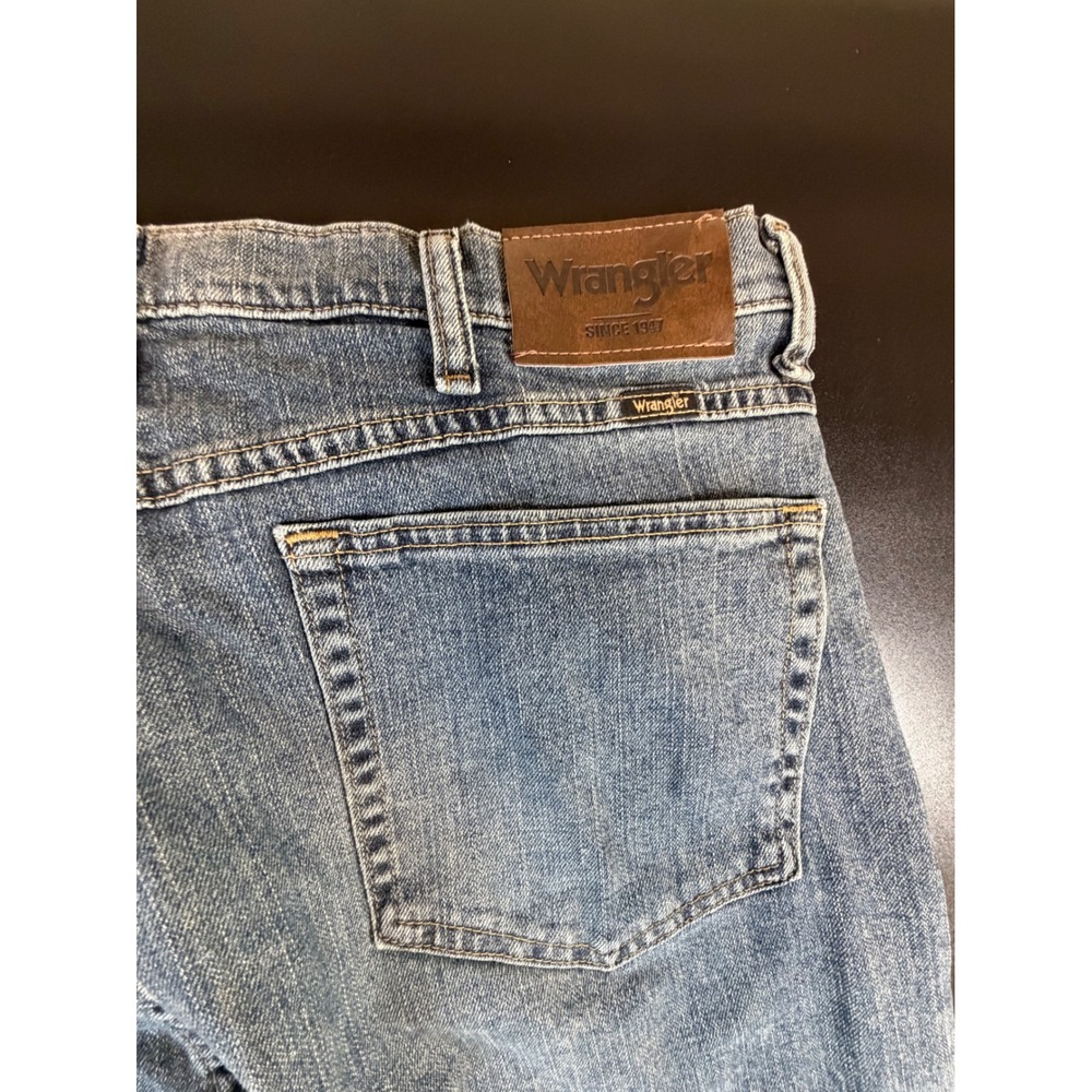 Wrangler Relaxed Fit Light Wash Denim Jeans MGW15GT Mens 36x30 J9 - Picture 6 of 8